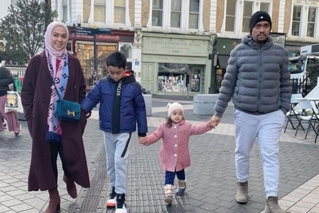 Ahmad Sahroni bersama istri dan anak-anaknya liburan di luar negeri. [Instagram @ahmadsahroni88]